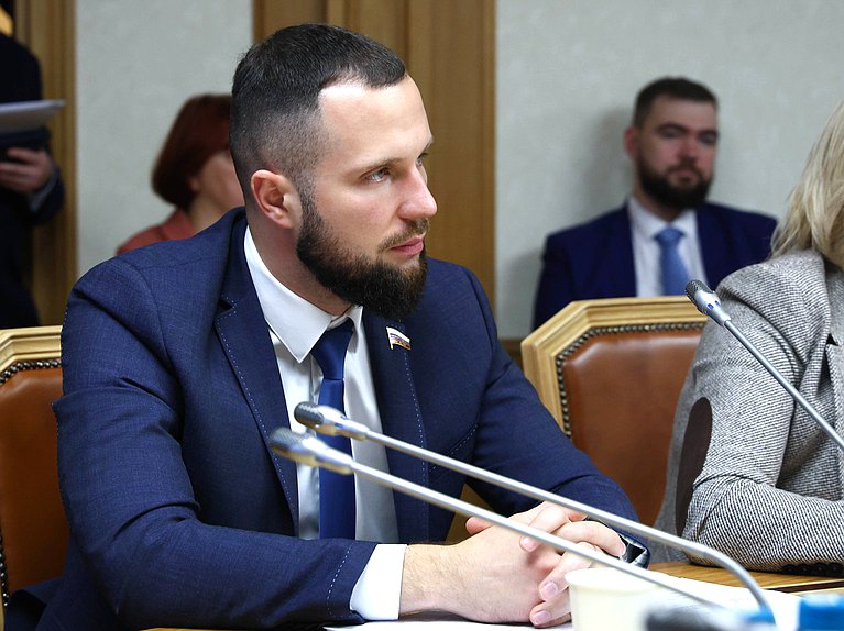 Член Комитета по промышленности и торговле Алексей Золотарев