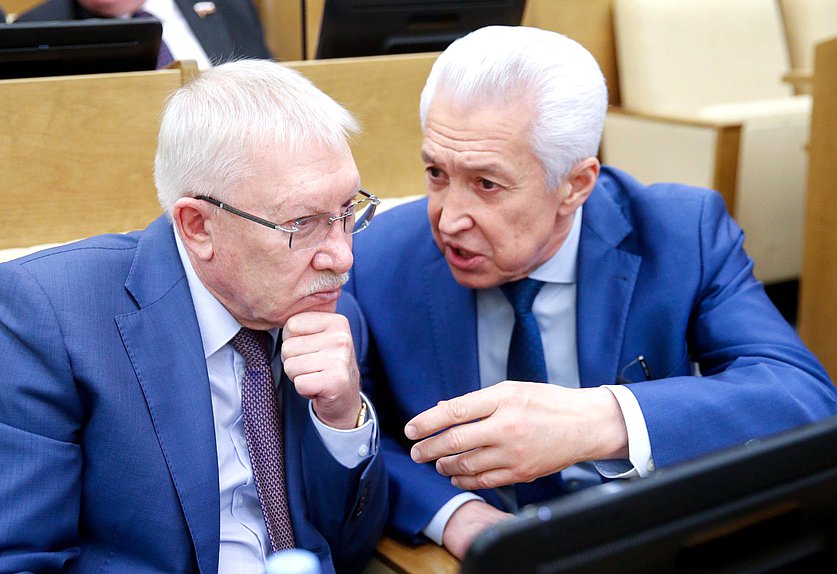 Председатель Комитета по контролю Олег Морозов и руководитель фракции «Единая Россия» Владимир Васильев