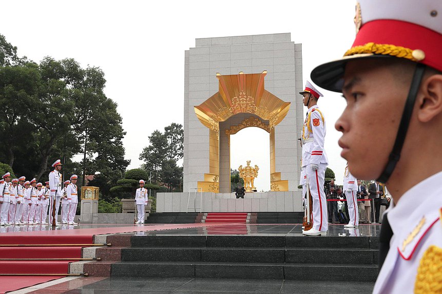 Chairman of the State Duma Vyacheslav Volodin took part in the wreath-laying ceremony at the Monument to Fallen Heroes in Hanoi