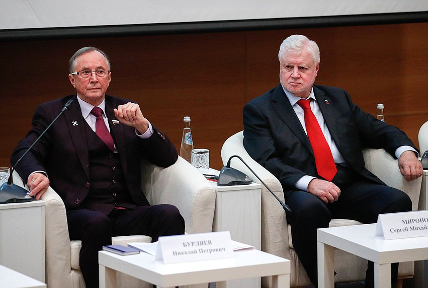 Первый заместитель Председателя Комитета по развитию гражданского общества, вопросам общественных и религиозных объединений Николай Бурляев и руководитель фракции «Справедливая Россия — За правду» Сергей Миронов