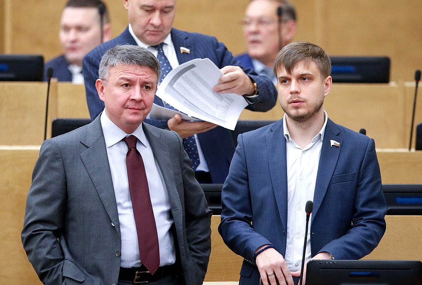 Заместитель Председателя Комитета по физической культуре и спорту Амир Хамитов и член Комитета по информационной политике, информационным технологиям и связи Антон Ткачев