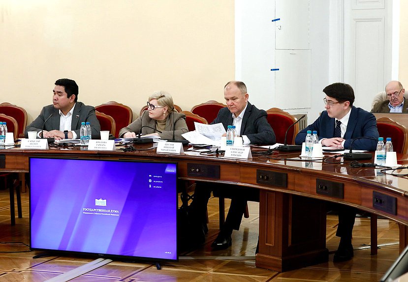 Члены Комитета по охране здоровья Айдын Сарыглар, Тамара Фролова и Николай Щеглов и заместитель Председателя Комитета по промышленности и торговле Александр Спиридонов