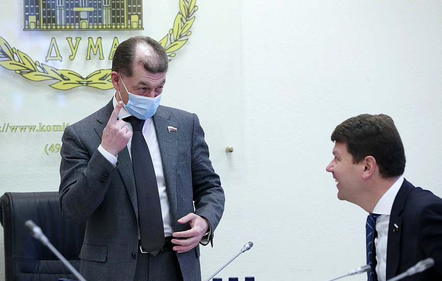 Председатель Комитета по экономической политике Максим Топилин и Первый заместитель Председателя Комитета Денис Кравченко
