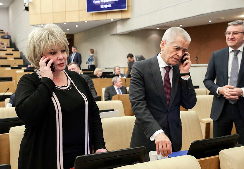 Заместитель Председателя Комитета по контролю и Регламенту Ирина Марьяш и Первый заместитель Председателя Комитета по образованию и науке Геннадий Онищенко