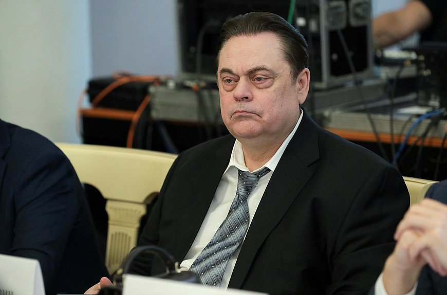 Председатель Комитета по делам национальностей Геннадий Семигин