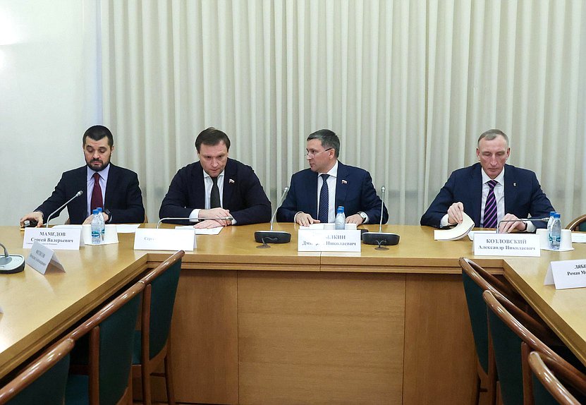 Аудитор Счетной палаты РФ Сергей Мамедов, Председатель Комитета по строительству и ЖКХ Сергей Пахомов, Председатель Комитета по экологии, природным ресурсам и охране окружающей среды Дмитрий Кобылкин и Первый заместитель Председателя Комитета по промышленности и торговле Александр Козловский