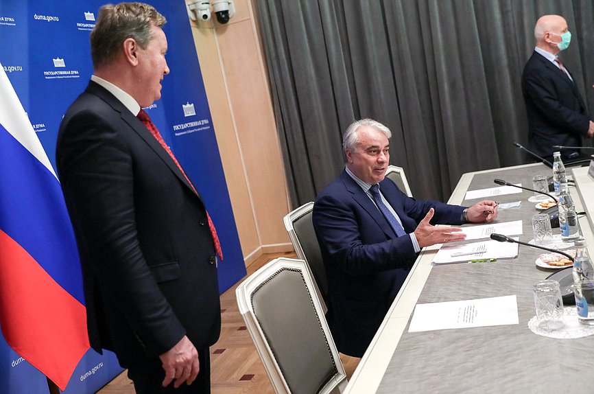 Председатель Комитета по энергетике Павел Завальный и Первый заместитель Председателя Комитета по контролю и Регламенту Олег Нилов