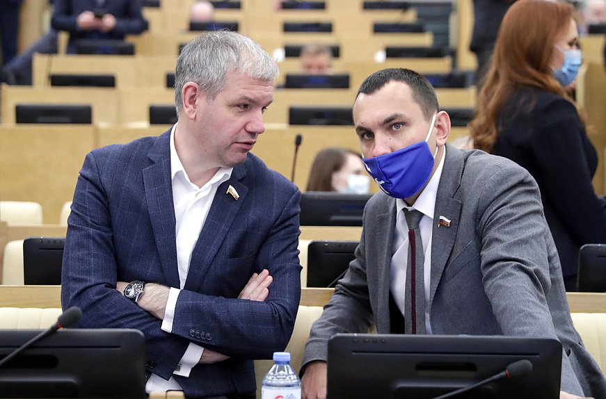 Член Комитета по региональной политике и местному самоуправлению Михаил Кисляков и член Комитета по экологии, природным ресурсам и охране окружающей среды Максим Иванов