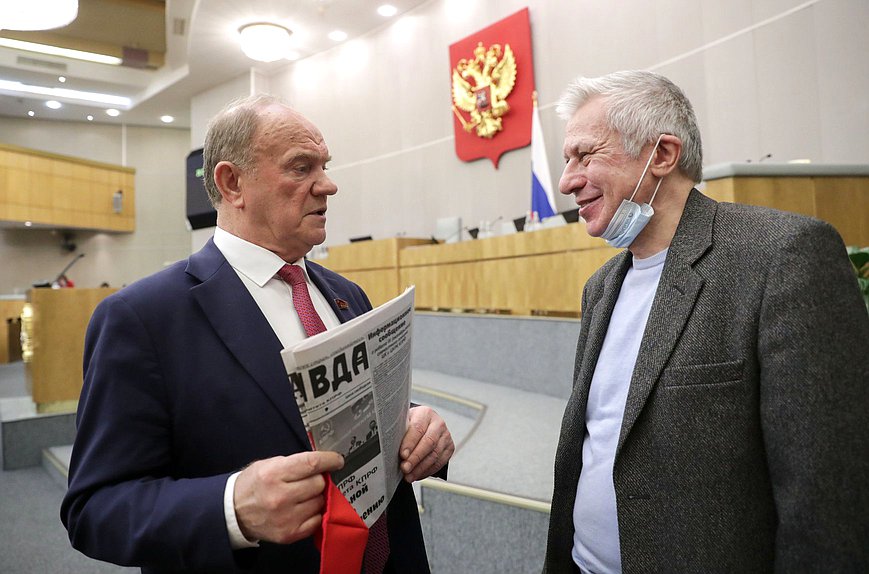 Руководитель фракции КПРФ Геннадий Зюганов (слева)