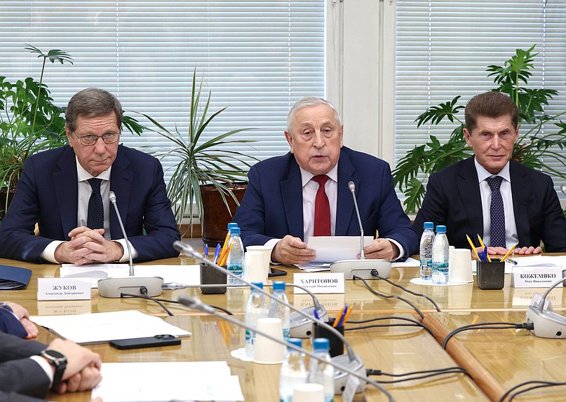 Заместитель Председателя Государственной Думы Александр Жуков, Председатель Комитета по развитию Дальнего Востока и Арктики Николай Харитонов и кандидат на должность заместителя Председателя Правительства РФ – Полномочного представителя Президента РФ в ДФО Олег Кожемяко