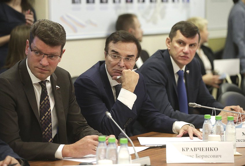 Заместитель Председателя Комитета по экономической политике, промышленности, инновационному развитию и предпринимательству Денис Кравченко и член Комитета по экономической политике, промышленности, инновационному развитию и предпринимательству Александр Максимов