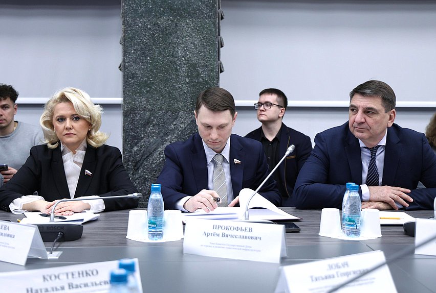 Члены Комитета по туризму и развитию туристической инфраструктуры Алла Салаева, Артем Прокофьев и Андрей Марков