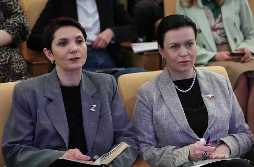 Заместитель Председателя Комитета по экологии, природным ресурсам и охране окружающей среды Жанна Рябцева и член Комитета по промышленности и торговле Мария Василькова