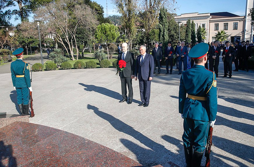 Председатель Государственной Думы Вячеслав Володин и члены российской делегации возложили цветы к Мемориалу погибшим в Отечественной войне народа Абхазии