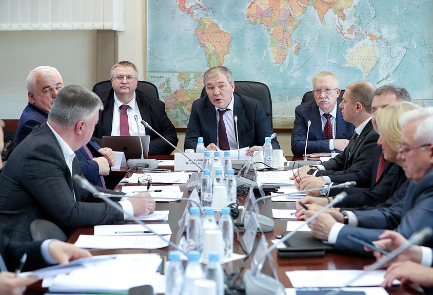 Заместитель Председателя Правительства РФ Алексей Оверчук, Председатель Комитета по делам СНГ, евразийской интеграции и связям с соотечественниками Леонид Калашников и Председатель Комитета по контролю Олег Морозов