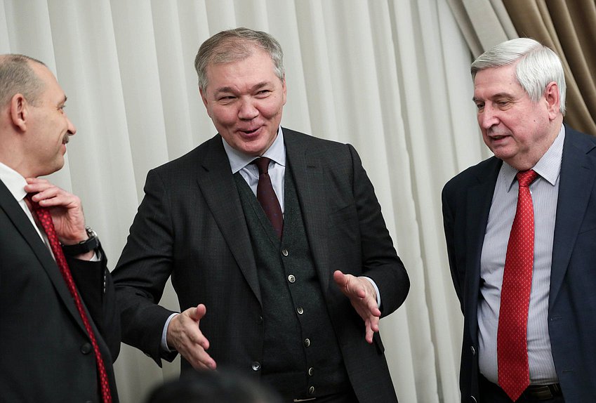 Председатель Комитета по делам СНГ, евразийской интеграции и связям с соотечественниками Леонид Калашников и Первый заместитель Председателя Государственной Думы Иван Мельников