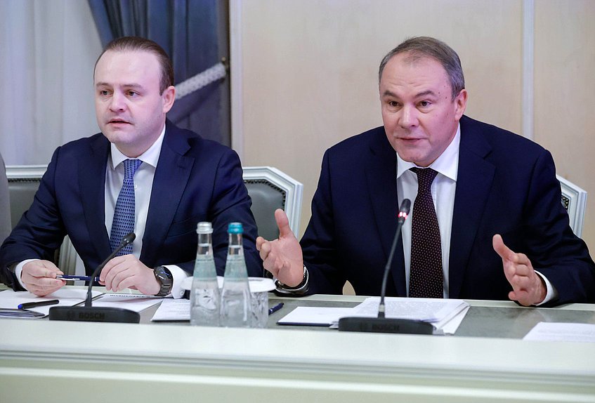 Заместители Председателя Государственной Думы Владислав Даванков и Петр Толстой