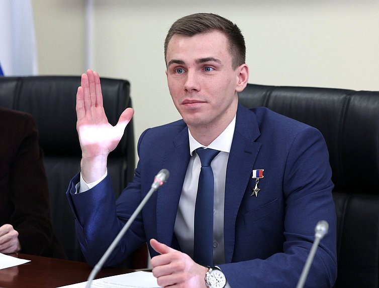 Председатель Комитета по молодежной политике Владислав Головин