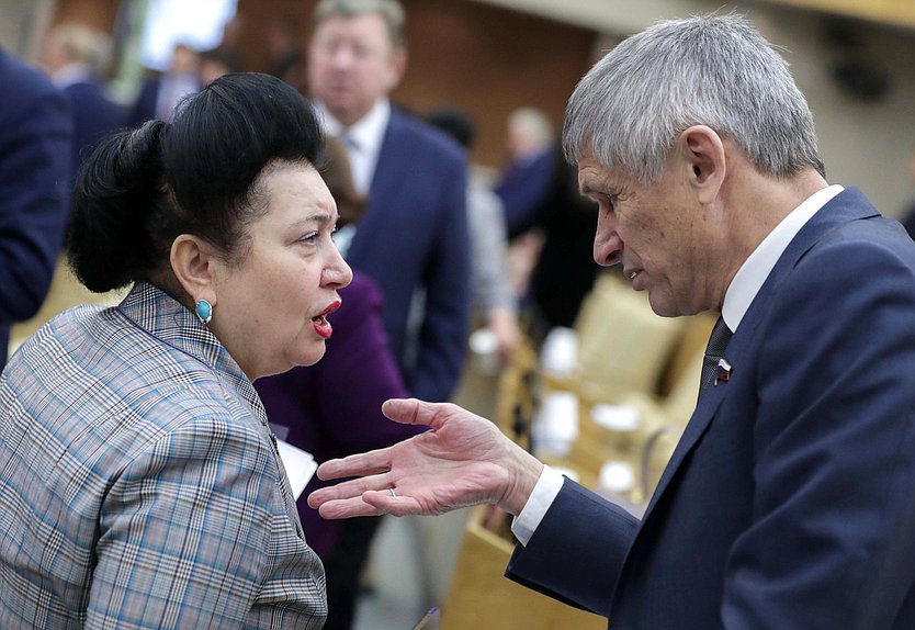Член Комитета по контролю и Регламенту Раиса Кармазина и заместитель Председателя Комитета по аграрным вопросам Алексей Лавриненко