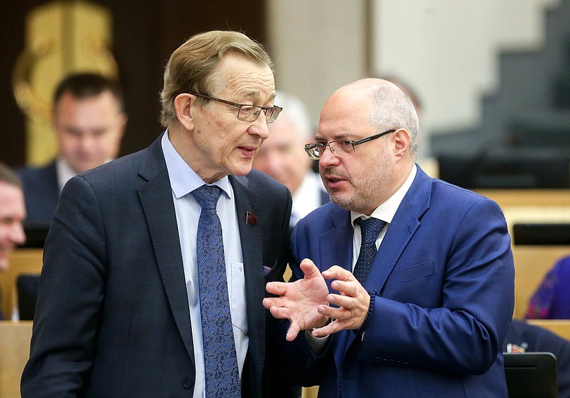 Член Комитета по контролю и Регламенту Владимир Поздняков и Председатель Комитета по развитию гражданского общества, вопросам общественных и религиозных объединений Сергей Гаврилов