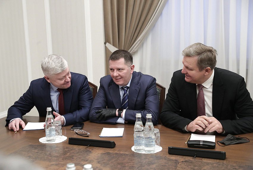 Chairman of the Committee on Security and Corruption Control Vasilii Piskarev, Chairman of the Committee on Economic Policy, Industry, Innovation, and Entrepreneurship Sergei Zhigarev and Deputy Chairman of the State Duma Igor Ananskikh