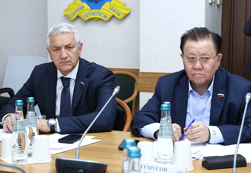 Первые заместители Председателя Комитета по охране здоровья Леонид Огуль и Федот Тумусов