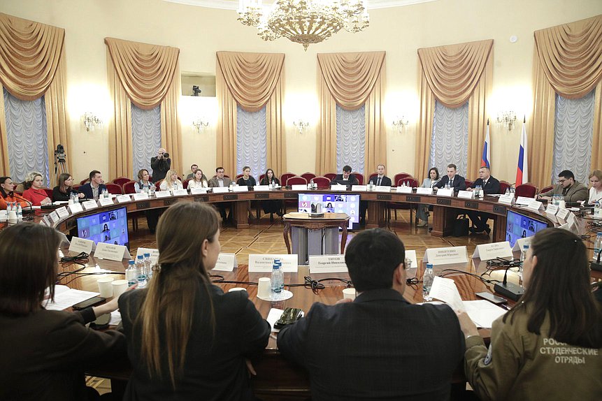 Круглый стол Комитета по молодежной политике на тему "Формирование единых подходов к организации добровольческой (волонтерской) деятельности в ликвидации последствий чрезвычайных ситуаций"