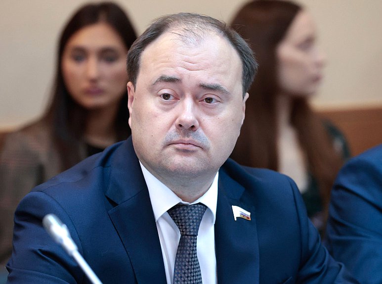 Член Комитета по экологии, природным ресурсам и охране окружающей среды Артем Молчанов