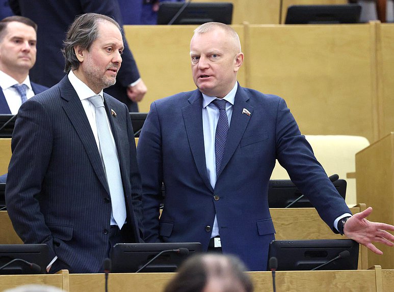 Член Комитета по экологии, природным ресурсам и охране окружающей среды Владимир Сысоев и Первый заместитель Председателя Комитета по вопросам собственности, земельным и имущественным отношениям Иван Сухарев