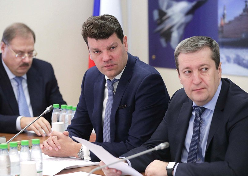 Заместитель Председателя Комитета по экономической политике, промышленности, инновационному развитию и предпринимательству Денис Кравченко и член Комитета Дмитрий Сазонов