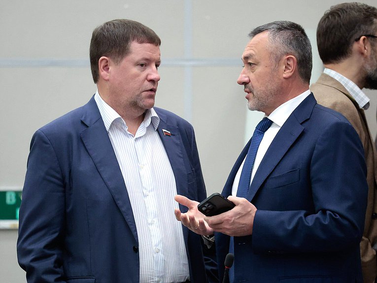 Член Комитета по строительству и ЖКХ Сергей Бидонько и Председатель Комиссии по Регламенту и обеспечению деятельности Государственной Думы Виктор Пинский