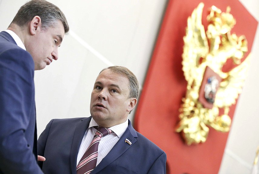 Председатель Комитета по международным делам Леонид Слуцкий и заместитель Председателя Государственной Думы Петр Толстой