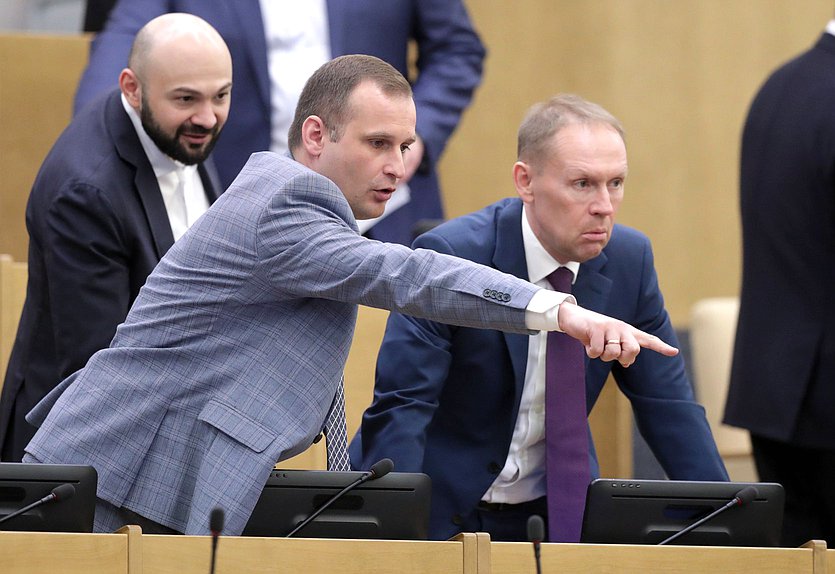 Заместитель Председателя Комитета по охране здоровья Сергей Леонов и Первый заместитель Председателя Комитета по безопасности и противодействию коррупции Андрей Луговой