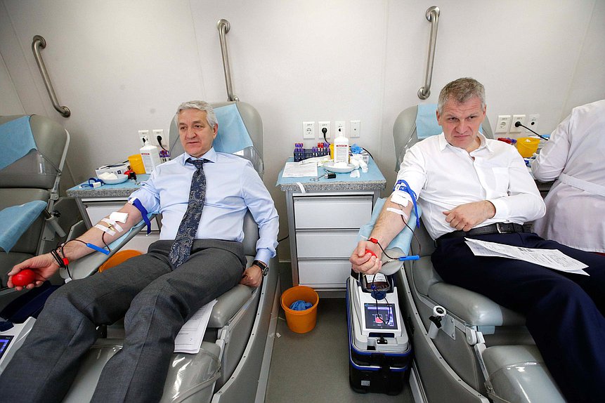 Первый заместитель Председателя Комитета по охране здоровья Леонид Огуль и заместитель Председателя Комитета Алексей Куринный