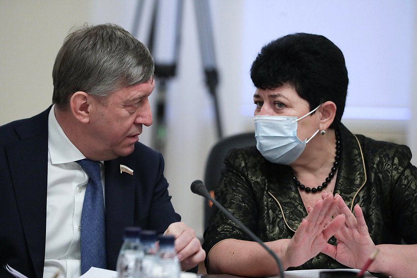 Члены Комитета по культуре Сергей Соловьев и Ольга Германова