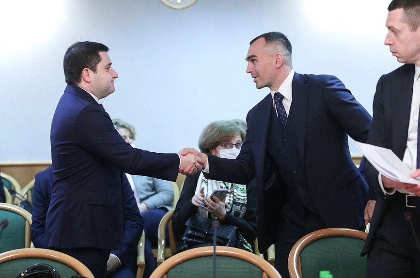 Заместитель Министра строительства и жилищно-коммунального хозяйства Никита Стасишин и заместитель генерального директора ГК «ЮгСтройИнвест» Алексей Иванов