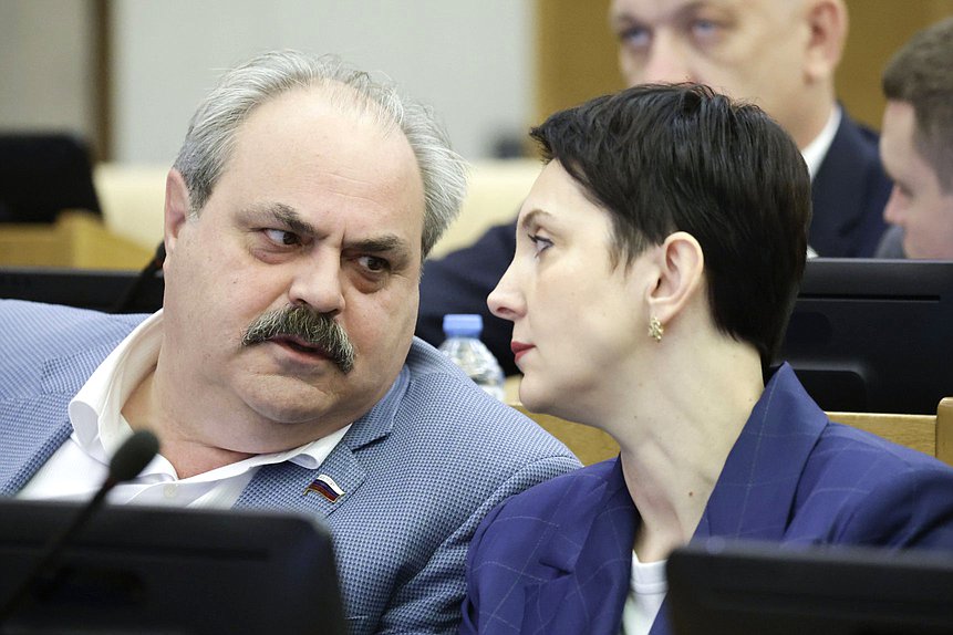 Член Комитета по развитию Дальнего Востока и Арктики Алексей Веллер и заместитель Председателя Комитета по экологии, природным ресурсам и охране окружающей среды Жанна Рябцева