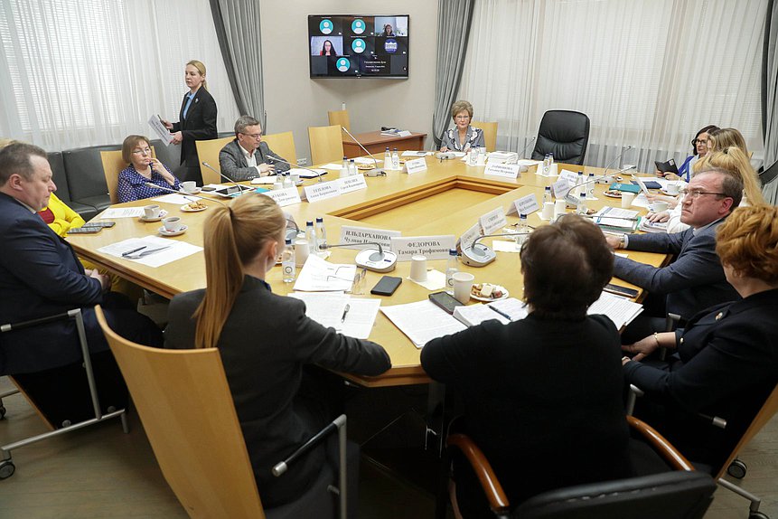 Круглый стол по разработке предложений о внедрении в школьную программу уроков семьеведения Комитета по вопросам семьи, женщин и детей