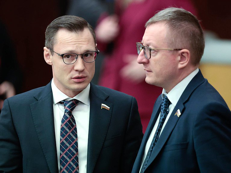 Заместитель Председателя Комитета по охране здоровья Дмитрий Гарцев и член Комитета по промышленности и торговле Виктор Николаенко