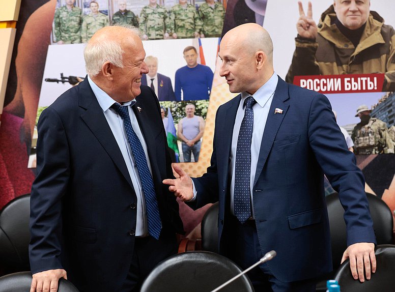 Член Комитета по экологии, природным ресурсам и охране окружающей среды Анатолий Грешневиков и Первый заместитель Председателя Комитета по просвещению Николай Стариков