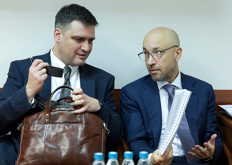 Аудитор Счетной палаты РФ Михаил Щапов (справа)