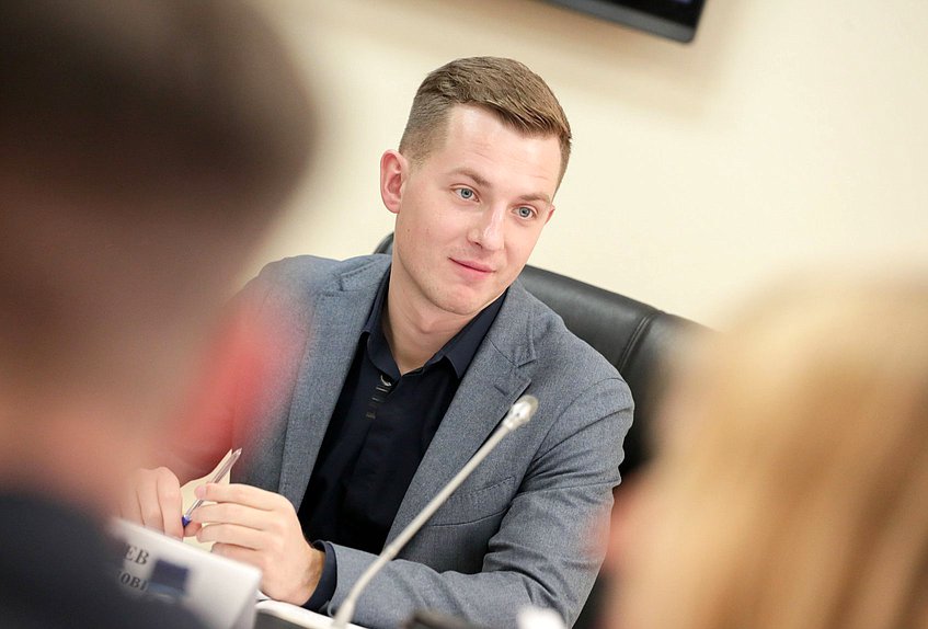 Председатель Комитета по молодежной политике Артем Метелев