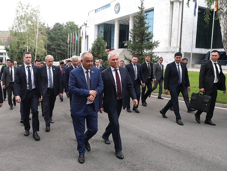 El presidente del Jogorku Kenesh de la República de Kirguistán, Nurlanbek Turgunbek uulu, y el jefe de la Duma Estatal, Vyacheslav Volodin