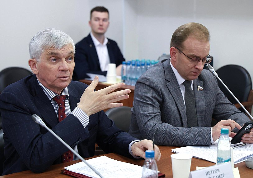 Члены Комитета по охране здоровья Александр Петров и Михаил Кизеев