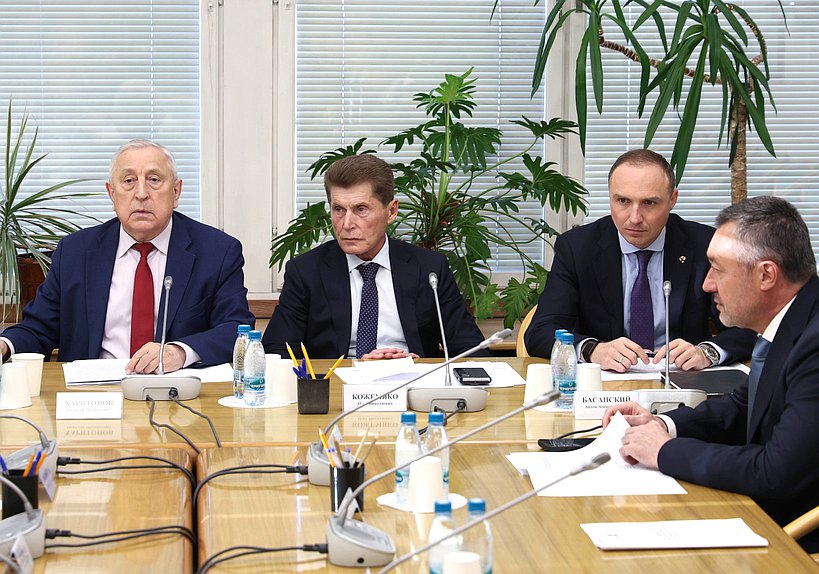 Председатель Комитета по развитию Дальнего Востока и Арктики Николай Харитонов и кандидат на должность заместителя Председателя Правительства РФ – Полномочного представителя Президента РФ в ДФО Олег Кожемяко и статс-секретарь — заместитель Министра РФ по развитию Дальнего Востока и Арктики Антон Басанский