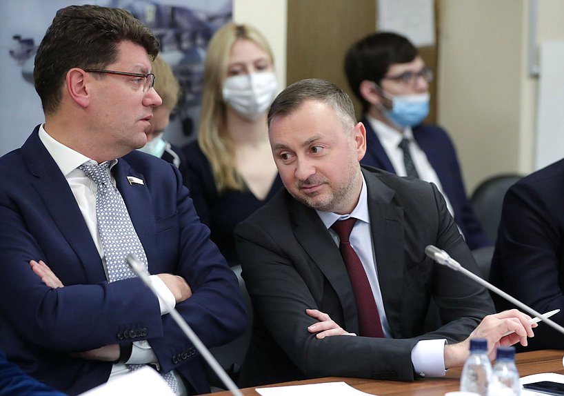 Первый заместитель Председателя Комитета по экономической политике Денис Кравченко и Первый заместитель Председателя Комитета по энергетике Николай Петрунин