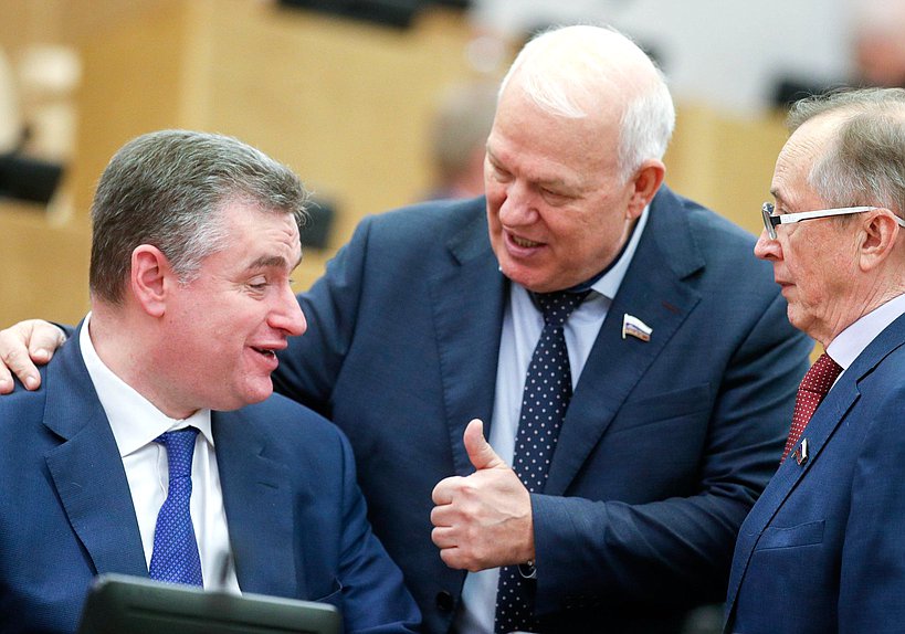 Руководитель фракции ЛДПР Леонид Слуцкий, заместитель Председателя Комитета по экологии, природным ресурсам и охране окружающей среды Анатолий Грешневиков и Первый заместитель Председателя Комитета по развитию гражданского общества, вопросам общественных и религиозных объединений Николай Бурляев