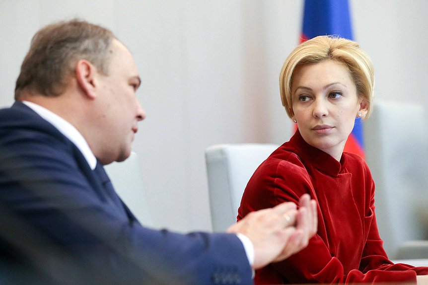 Заместители Председателя Государственной Думы Ольга Тимофеева и Петр Толстой
