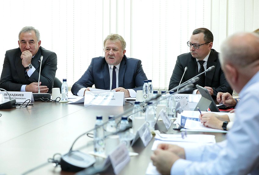 Заместитель Председателя Комитета по транспорту и развитию транспортной инфраструктуры Руслан Лечхаджиев, Председатель Комитета Евгений Москвичев и Первый заместитель Министра транспорта РФ Андрей Костюк