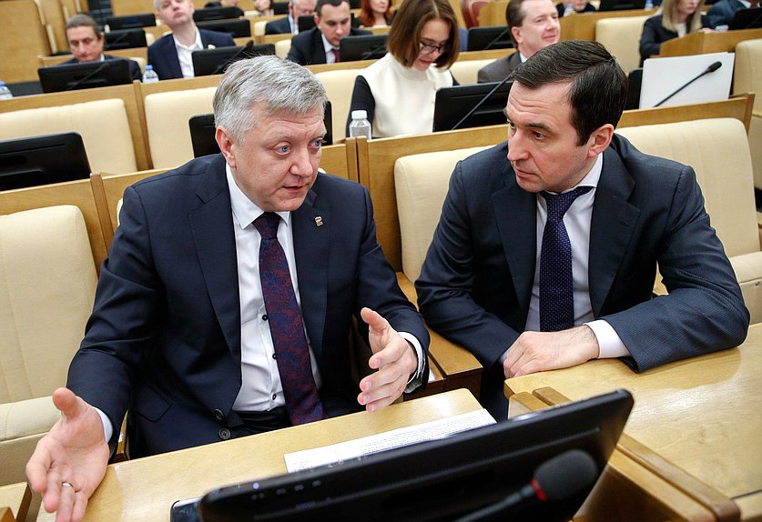 Член Комитета по государственному строительству и законодательству Дмитрий Вяткин и Первый заместитель Председателя Комитета по контролю Дмитрий Гусев